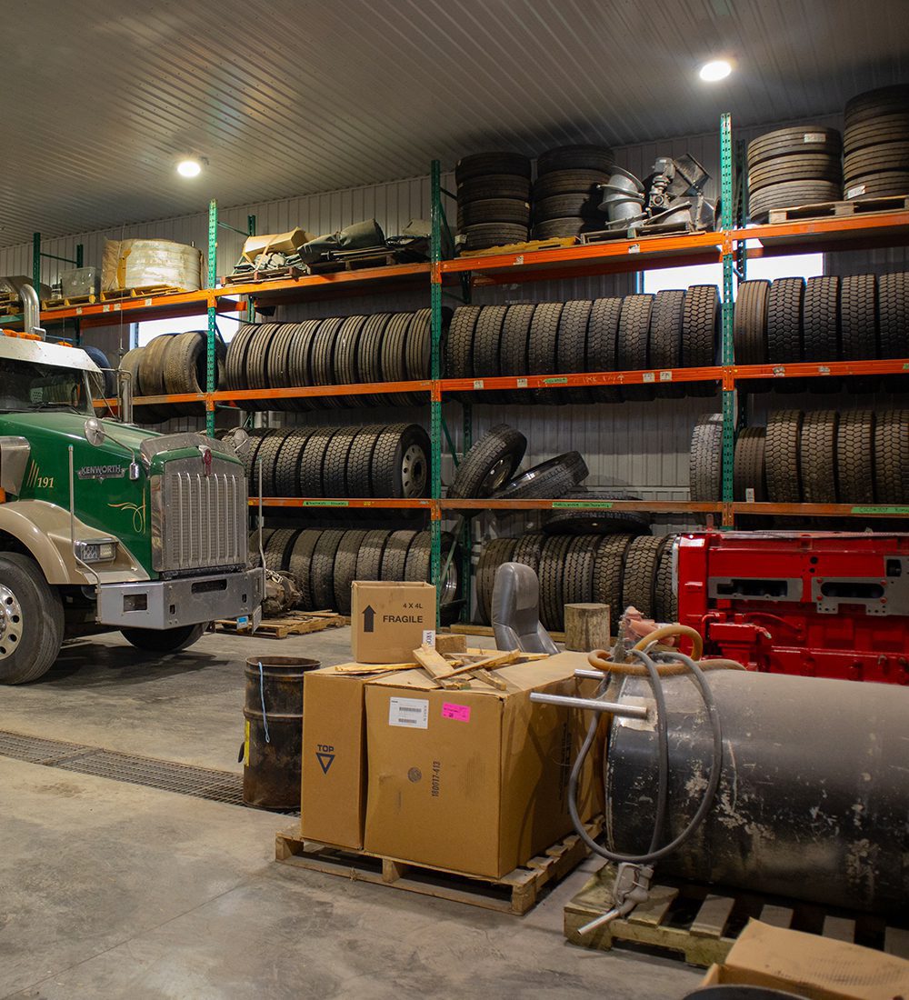 Image de garage avec un camion et des pneus