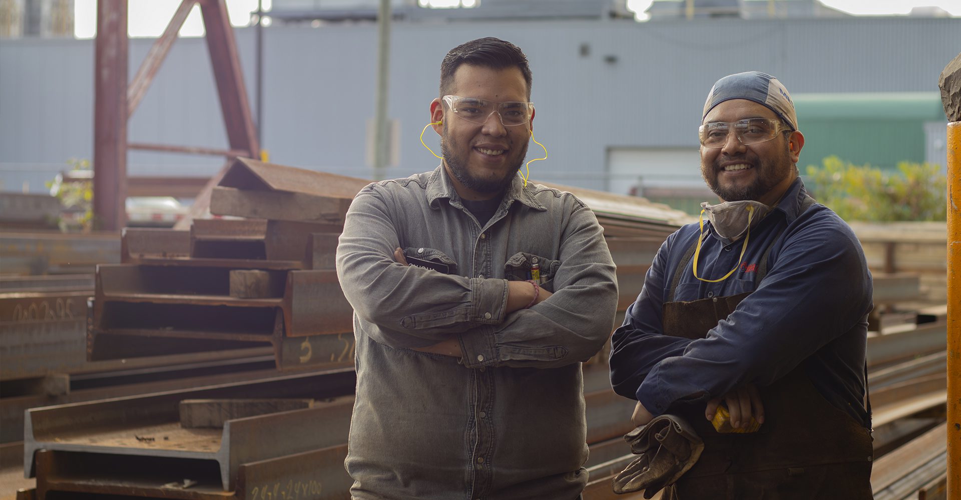 Deux travailleurs internationaux travaillant dans l'industrie de la construction embauché par Equinox Wolrd