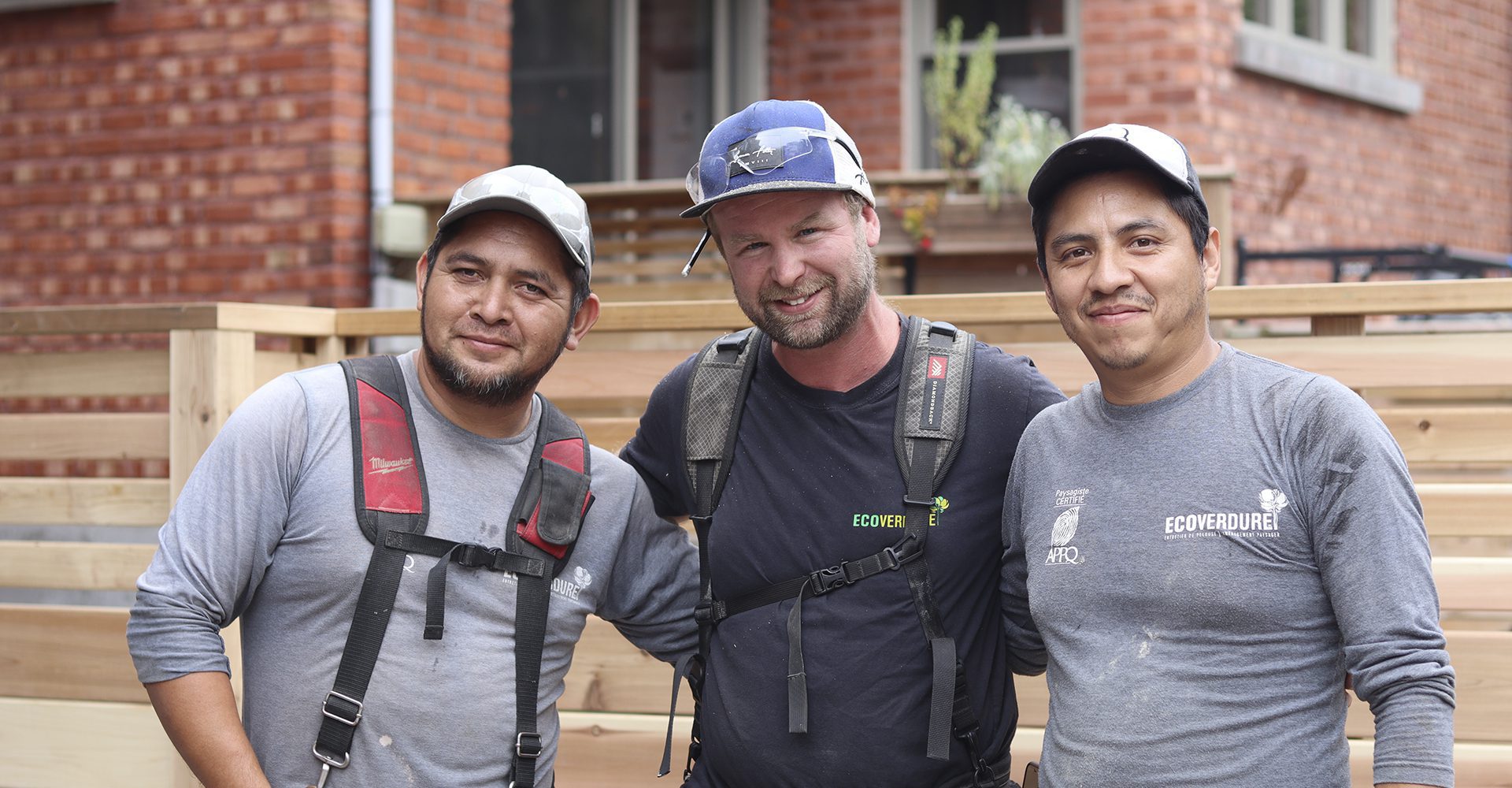 3 hommes de la constructions souriant