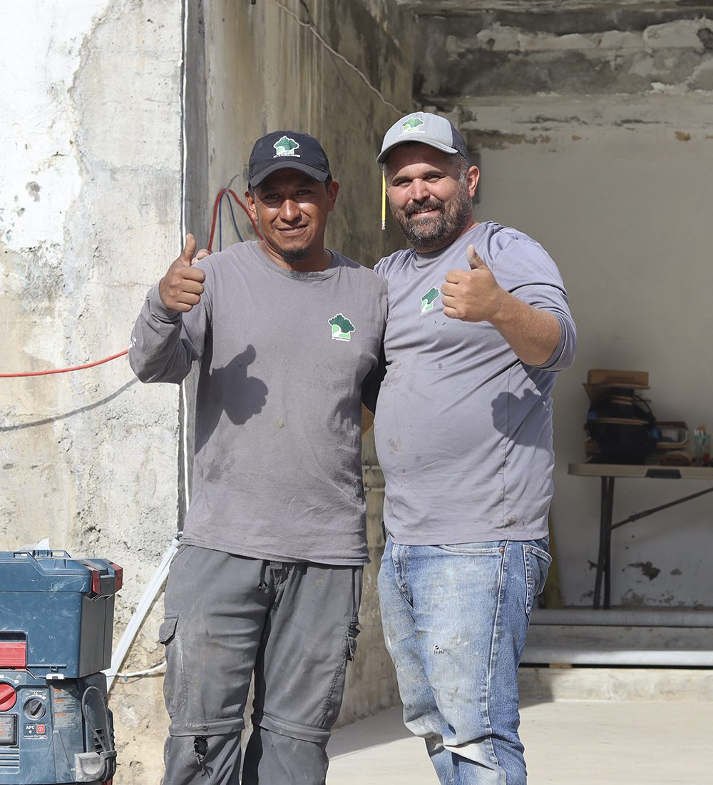 2 hommes de la construction souriant le pouce en l'air