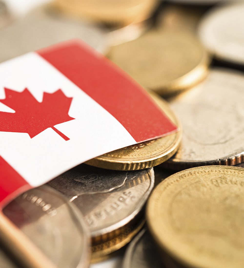 Monnaie canadienne et petit drapeau du canada
