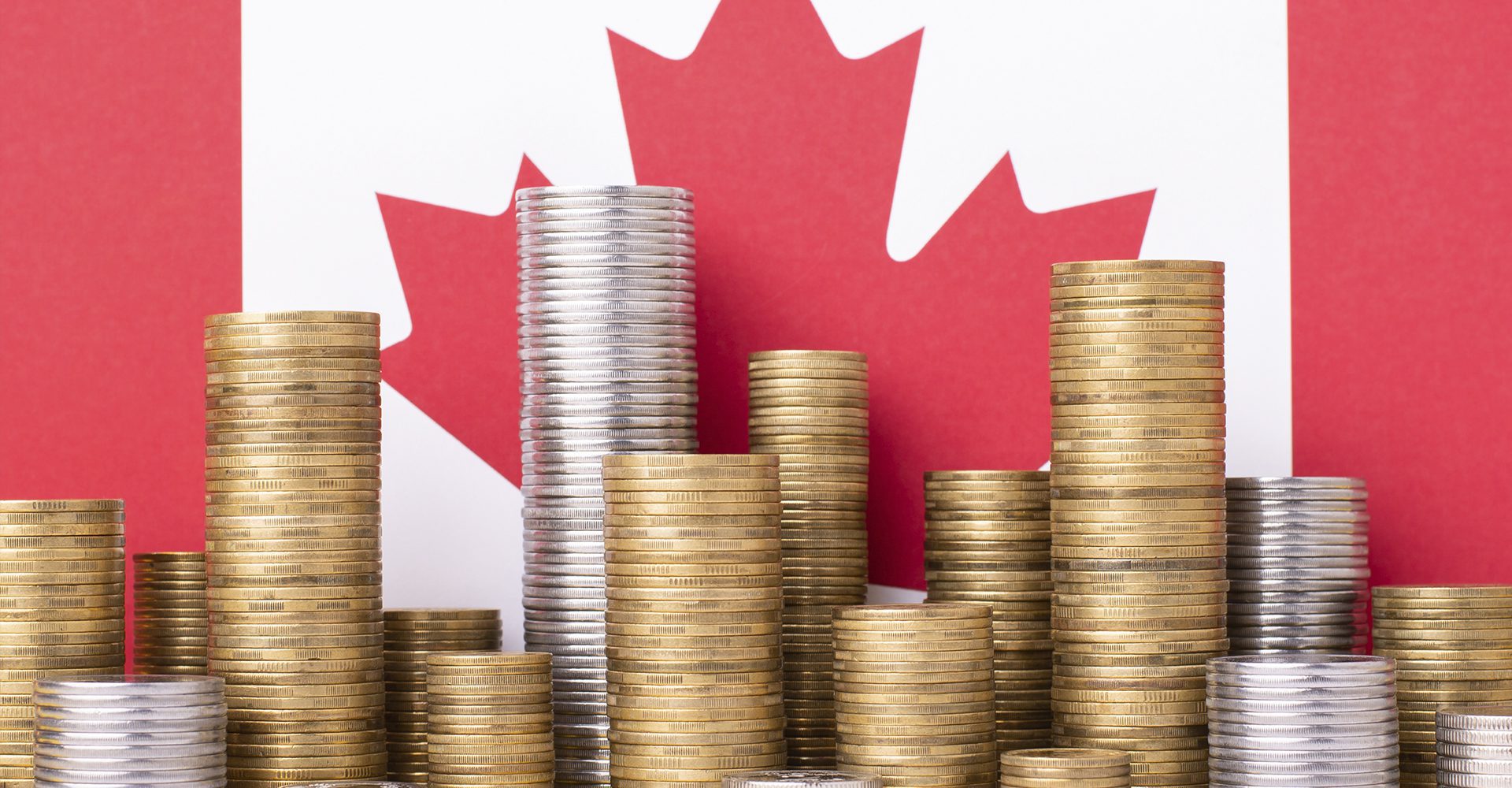 Pile de monnaie devant le drapeau du Canada