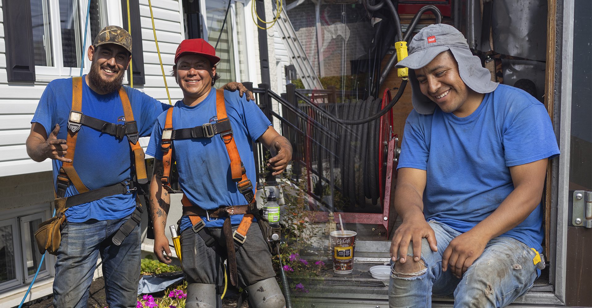 3 hommes sur un chantier de construction