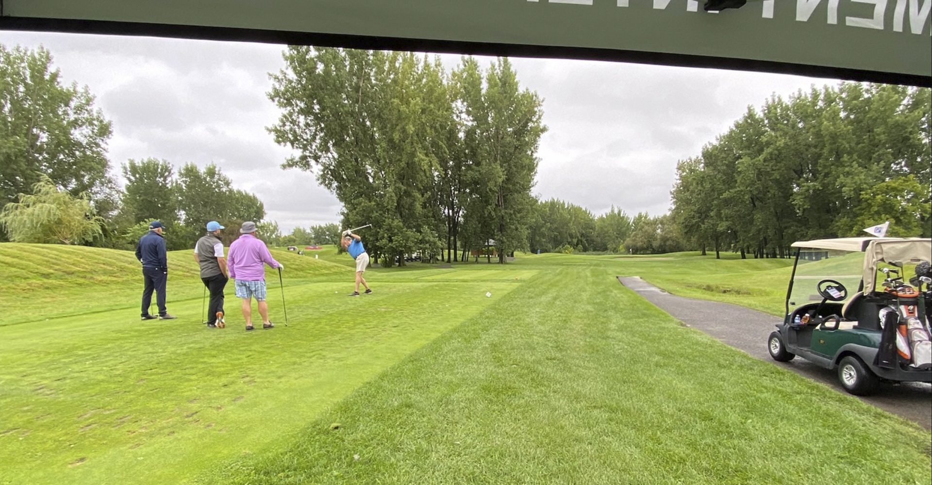 4 personnes sur un tertre de départ de golf