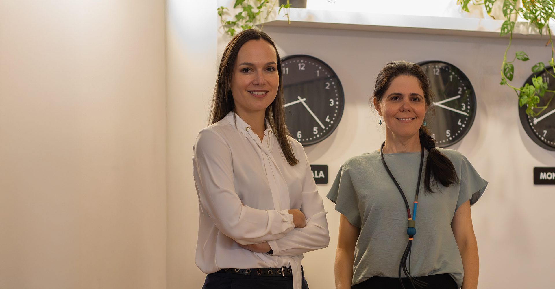 deux employées d'equinox World souriante