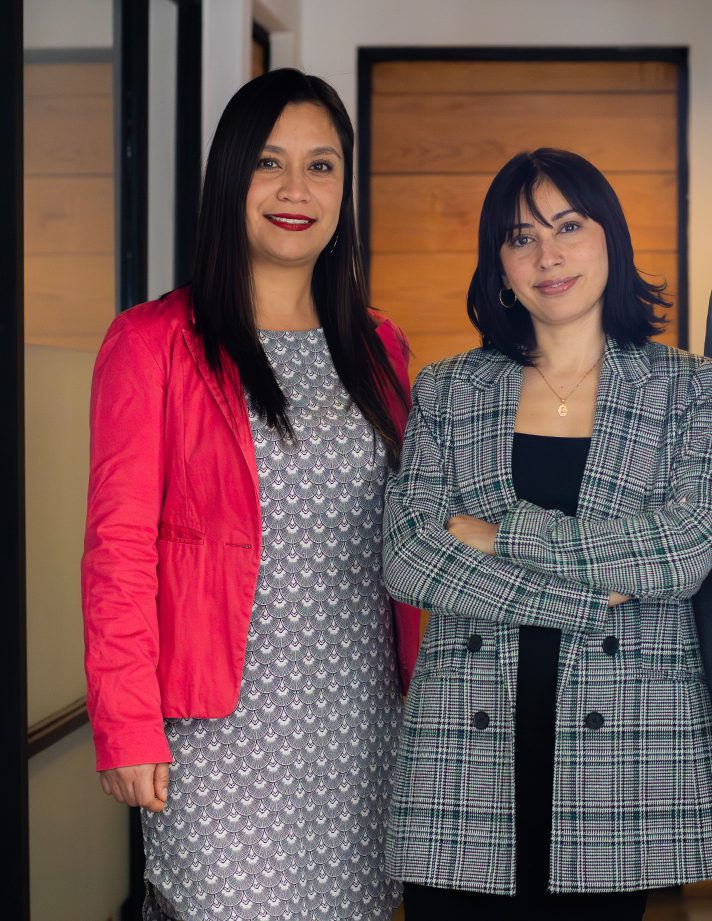 deux employées d'equinox World souriante